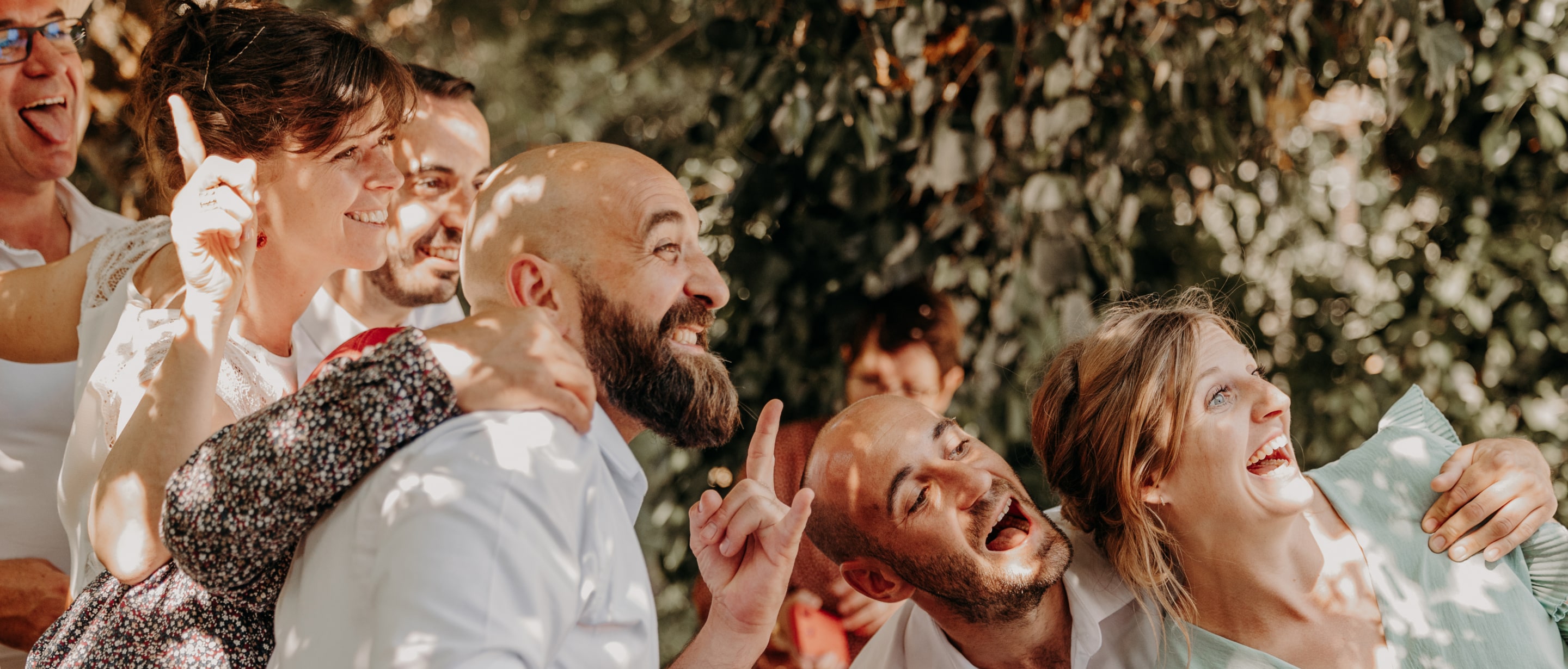 Collègues en train de rires devant un photobooth